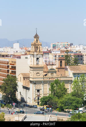 Blick von der Serrano Tor oder Brandenburg Gate an der Kirche von St. Monica und der Retter an der Plaza Santa Monica in Valencia, Spanien Stockfoto