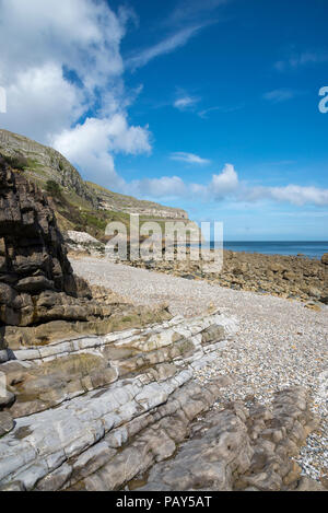 Kiesstrand unterhalb Great Orme's Kopf in Llandudno, North Wales, UK. Ein sonniger Frühlingstag. Stockfoto