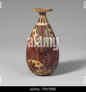 Terrakotta vase alabastron (Parfüm). Kultur: Griechisch, KORINTHISCHEN. Abmessungen: H.5 5/16 in. (13,5 cm). Datum: Ca. 620-590 v. Chr.. Pantherbird Composite Kreaturen an prominenter Stelle in der antiken griechischen Kunst. Einige, wie Sphingen, Sirenen oder greife, sind in der gesamten griechischen Welt gefunden. Andere sind in bestimmten benachteiligten Gebieten. Die pantherbird, zum Beispiel, ist beliebt in Korinth. Museum: Metropolitan Museum of Art, New York, USA. Stockfoto