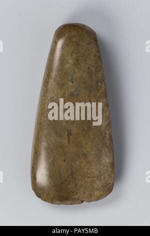 Polierter Stein Ax (Masei sekifu). Kultur: Japan. Abmessungen: H.6 1/4 in. (15,9 cm); W. 2 7/8 in. (7,3 cm); D.1 3/8 in. (3,5 cm). Die Polierte Axt (masei sekifu) oder celt ist die häufigste Art von Stein während der Jungsteinzeit in Ostasien verwendet. Solche Beispiele wurden mit Jomon Töpferei ausgegraben, sowie mit Yayoi Keramik und Bronze Artefakte. Die frühesten japanischen Beispiele sind auf dem neuesten Stand 30.0000 Jahre v. Chr. sagte, und zählen zu den ältesten Steinwerkzeuge in der Welt. Museum: Metropolitan Museum of Art, New York, USA. Stockfoto