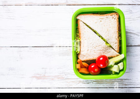 Lunch Box mit Sandwich und Gemüse. Stockfoto