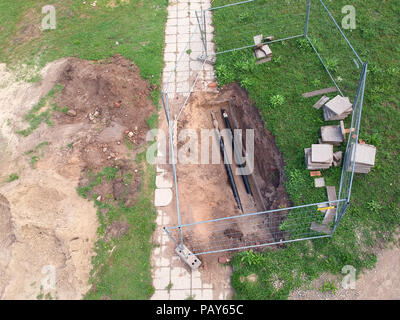 Heizung Reparatur des Systems funktioniert. Graben und Pipeline in den Park von Drone, Antenne Stockfoto