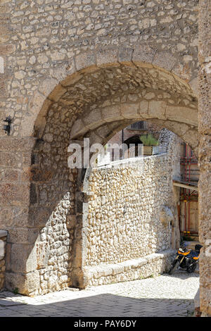 SANTO STEFANO DI SESSANIO (L'Aquila), Italien - 25 AUGUST 2017 - Malerische Gericht im italienischen Dorf. Stockfoto