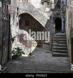 SANTO STEFANO DI SESSANIO (L'Aquila), Italien - 25 AUGUST 2017 - Malerische Gericht im italienischen Dorf. Stockfoto