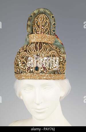 Kopfschmuck. Kultur: Russisch. Datum: erstes Quartal 19. Dieses Objekt wird aus der Sammlung von Natalia de Shabelsky (1841-1905), eine russische Adlige gezwungen, zu bewahren, was Sie als The vanishing Volkskunst und Traditionen ihrer Heimat wahrgenommen. Ausgedehnten Reisen in ganz Russland, sammelte sie viele gute Beispiele für textile Kunst der wohlhabenden Bauernstandes. Von 1870 bis 1902 nach Frankreich ziehen, Shabelsky eine große Sammlung von Aufwändig bestickte Hand angesammelt - gewebt, Heimtextilien und opulente Festival Kleider mit reicher Dekoration und aufwendigen Motiven. Die Stockfoto