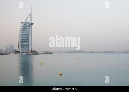 DUBAI, VAE - 16. Februar 2018: Luxuriöse Hotel Burj Al Arab, Burj al-Arab bei Sonnenaufgang, Dubai, Vereinigte Arabische Emirate Stockfoto