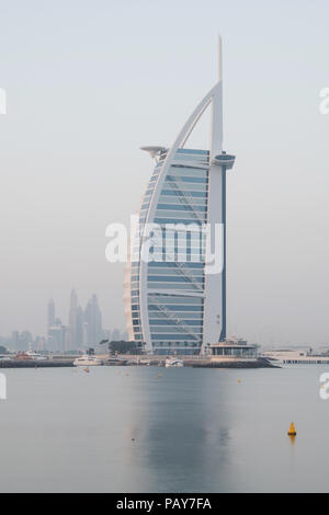 DUBAI, VAE - 16. Februar 2018: Luxuriöse Hotel Burj Al Arab, Burj al-Arab bei Sonnenaufgang, Dubai, Vereinigte Arabische Emirate Stockfoto