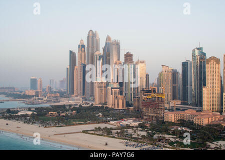 DUBAI, VAE - 16. Februar 2018: Luftaufnahme von modernen Wolkenkratzern und Strand von Jumeirah Beach Residence (JBR) bei Sonnenuntergang in Dubai, VAE Stockfoto