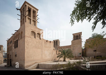 DUBAI, VAE - 14. Februar 2018: die Straßen von Al Fahidi im historischen Viertel in der Altstadt von Dubai, Dubai, VAE Stockfoto