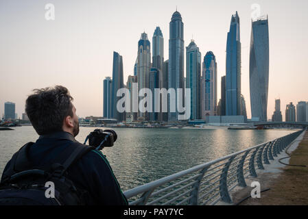 DUBAI, VAE - Februar 15, 2018: Touristen bewundern die höchsten Gebäude der Jachthafen von Dubai Waterfront in Dubai, VAE Stockfoto