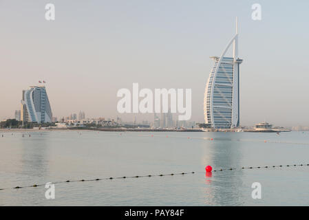 DUBAI, VAE - 16. Februar 2018: Luxuriöse Hotel Burj Al Arab, Burj al-Arab bei Sonnenaufgang, Dubai, Vereinigte Arabische Emirate Stockfoto