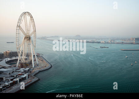 DUBAI, VAE - 16. Februar 2018: Luftaufnahme des Dubai Eye und die riesigen Riesenrad, das bald Hauptattraktion auf bluewaters Insel werden sollte Stockfoto