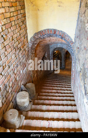 Treppen hinunter zu einem Weinkeller Stockfoto