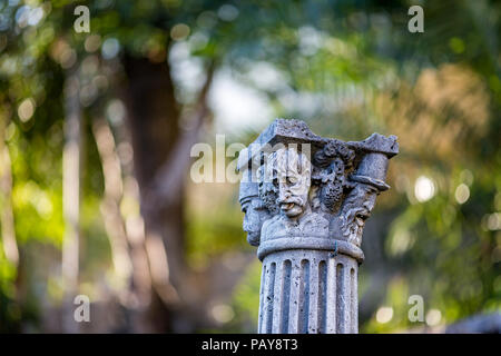 DUBROVNIK, KROATIEN - 30. Dezember 2014: Schöne alte Dos Olivos oder Spalte Kapital gehalten wird als Dekoration im Garten Hof der Universität Dubrovn Stockfoto