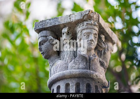 DUBROVNIK, KROATIEN - 30. Dezember 2014: Schöne alte Dos Olivos oder Spalte Kapital gehalten wird als Dekoration im Garten Hof der Universität Dubrovn Stockfoto