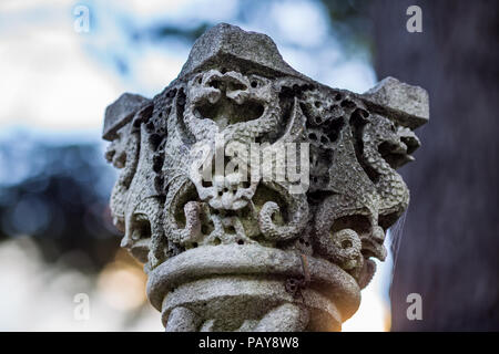 DUBROVNIK, KROATIEN - 30. Dezember 2014: Schöne alte Dos Olivos oder Spalte Kapital gehalten wird als Dekoration im Garten Hof der Universität Dubrovn Stockfoto