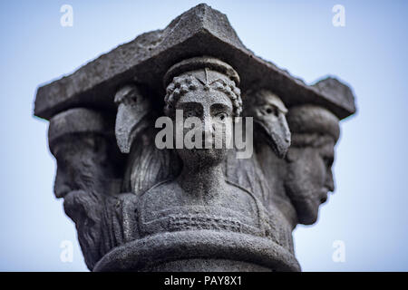 DUBROVNIK, KROATIEN - 30. Dezember 2014: Schöne alte Dos Olivos oder Spalte Kapital gehalten wird als Dekoration im Garten Hof der Universität Dubrovn Stockfoto