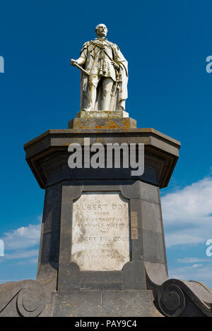 Eine Statue von Prinz Albert von Queen Victoria, Consort sitzt vor blauem Himmel auf Castle Hill im hübschen Küstenort Tenby, Pembrokeshire, Stockfoto