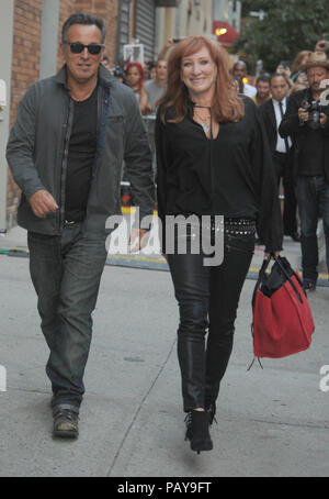 NEW YORK, NY - AUGUST 06: Musiker Bruce Springsteen und Frau Patti Scialfa verlassen das Studio nach der letzten Taping "Der Daily Show mit Jon Stewart" am 6. August 2015 in New York City. Personen: Bruce Springsteen, Patti Scialfa Stockfoto