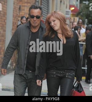 NEW YORK, NY - AUGUST 06: Musiker Bruce Springsteen und Frau Patti Scialfa verlassen das Studio nach der letzten Taping "Der Daily Show mit Jon Stewart" am 6. August 2015 in New York City. Personen: Bruce Springsteen, Patti Scialfa Stockfoto