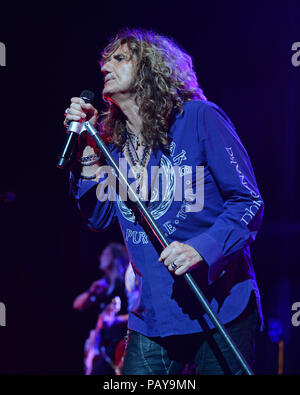 HOLLYWOOD FL - 05. August: Joel Hoekstra, Reb Beach und Michael Devin von Whitesnake durchführen im Hard Rock Live im Seminole Hard Rock Hotel & Casino am 5. August statt, 2015 in Hollywood, Florida Personen: David Coverdale Stockfoto