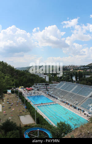 Die podoli Schwimmstadion in Prag, Tschechische Republik, 25. Juli 2018. Die podoli Stadion wurde 1965 eröffnet. Der Pool ist auf der Moldau embankm entfernt Stockfoto