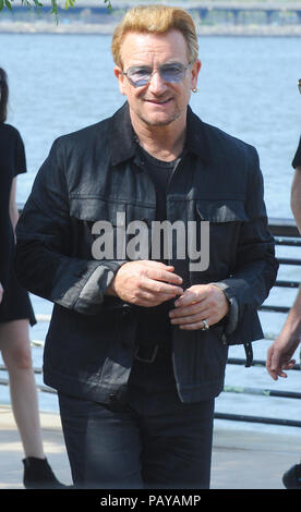 NEW YORK, NY - 29. Juli: Yoko Ono, Bono, Salil Shetty und der Kante der Amnesty International Wandteppich zu Ehren John Lennon Enthüllung auf Ellis Island besuchen am 29. Juli 2015 in New York City. Personen: Bono Stockfoto