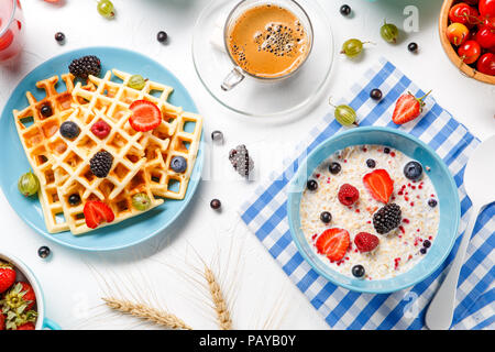 Foto von Wiener Waffeln, Haferflocken, Kaffee, Himbeeren, Erdbeeren, Stachelbeeren Stockfoto