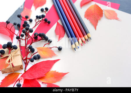 Herbst Hintergrund mit Bleistift, Papier und Blätter im Herbst. Platz für Ihren Text. Stockfoto