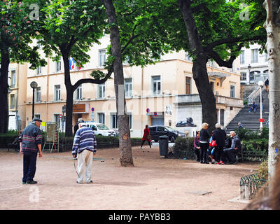 Alte Männer spielen Pétanque/Boule in Lyon, Frankreich Stockfoto