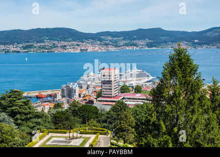 Vigo, Spanien - 20. Mai 2017: Luftbild von der Aussichtsplattform des Hafen von Vigo Stadt in Galizien, Spanien. Kreuzfahrtschiff Costa Favolosa im Zentrum Stockfoto