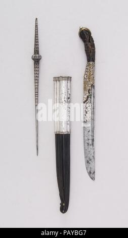 Messer (Piha Kaetta) mit Stift und Hülse. Kultur: Sri Lankan. Abmessungen: L. mit Scheide 13 cm. (33,3 cm); L.ohne Scheide 10 3/8 in. (26,4 cm); W. 15/16 in. (2,4 cm); Wt. 3.8 oz. (107,7 g), Stift (B); L.9 3/16 in. (23,3 cm); W. 11/16 in. (1,7 cm); Wt. 2 oz. (56,7 g), Hülse (C); Wt. 2 oz. (56,7 g). Datum: 18. bis 19. Jahrhundert. Museum: Metropolitan Museum of Art, New York, USA. Stockfoto