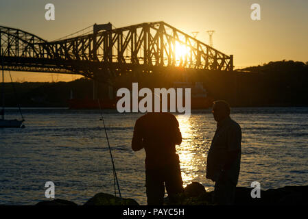 Leute Angeln vom Parc de la Marina de La Chaudière, St-Romuald, Quebec, mit dem St Lawrence Rier in Pont du Quebec hinter Stockfoto