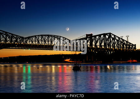 Der Pont du Quebec und der St. Lawrence River in der Dämmerung als vom Parc de la Marina de La Chaudière, St-Romuald gesehen Stockfoto