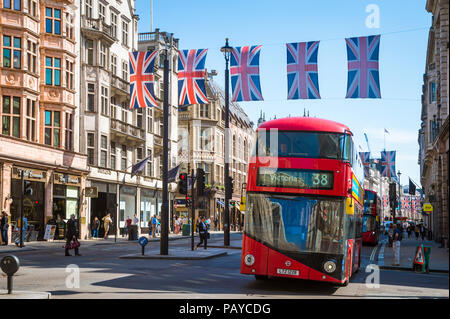 LONDON, UK, 15. Mai 2018, Union Jack Flagge hängt über besetzt Piccadilly Street wie ein iconic black cab verläuft vor Doppeldecker Stockfoto