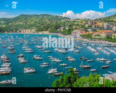 Schöne Luftaufnahme der Golf der Poeten mit Segel- und Motorbooten in Lerici mittelalterliche Stadt von San Giorgio castlet, La Spezia Provinz, Ligurische Küste, Italien. Stockfoto