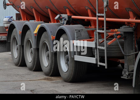Räder von Mehrachsigen Auflieger für den Transport von Kraftstoff. Stockfoto