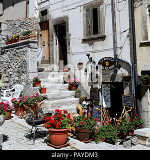 Schöne Fassaden in steilen Gasse. Das Bergdorf - ca. 1400 m über Meer - Pescocostanzo in der Region der Abruzzen, Italien Stockfoto