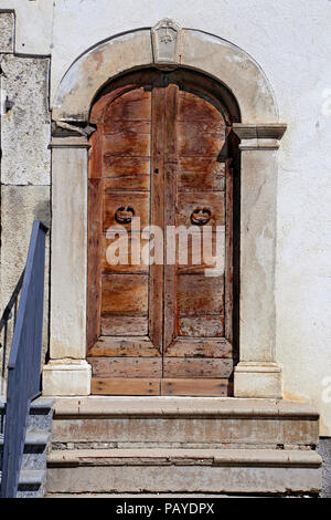 Schöne Fassaden in steilen Gasse. Das Bergdorf - ca. 1400 m über Meer - Pescocostanzo in der Region der Abruzzen, Italien Stockfoto