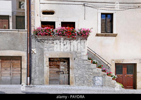 PESCOCOSTANZO, Italien - 21 AUGUST 2015: schöne Fassaden in steilen Gasse. Das Bergdorf - ca. 1400 m über Meer - Pescocostanzo in der Region von Ab Stockfoto