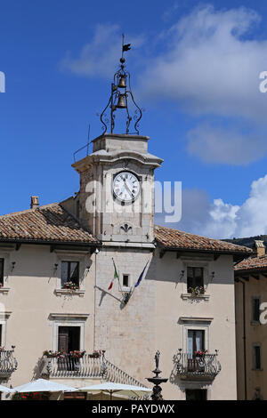 PESCOCOSTANZO, Italien - 21 AUGUST 2015: Rathaus. Das Bergdorf - ca. 1400 m über Meer - Pescocostanzo in der Region der Abruzzen, Italien Stockfoto