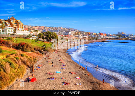 Wunderschönes Panorama mit Leuten auf Sommerurlaub in Fanabe Strand an der Küste von Adeje, Kanarische Inseln, Teneriffa, Spanien Stockfoto