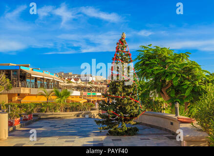 Weihnachtsbaum auf Fanabe Beach im Winter Saison dekoriert, Teneriffa, Spanien Stockfoto