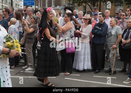 Katholiken UK, nehmen Sie an der jährlichen Prozession um Clerkenwell zu Ehren unserer Lieben Frau von Mount Carmel UK Teil. Das jährliche religiöse Festival der italienischen Gemeinden eine Prozession von Saint Peters, St. Peters italienische Kirche Clerkenwell London People beobachten Central London HOMER SYKES der 2018 2010er Jahre Stockfoto