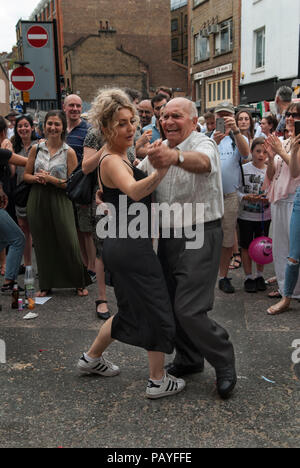 Altersunterschied älterer Mann junge Frau tanzt zusammen Street Party italienische Gemeinde feiern in London Großbritannien HOMER SYKES 2018 2010er Jahre Stockfoto