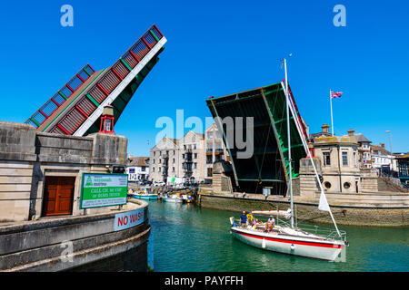 Weymouth Brücke angehoben, Dorset, Großbritannien. Stockfoto