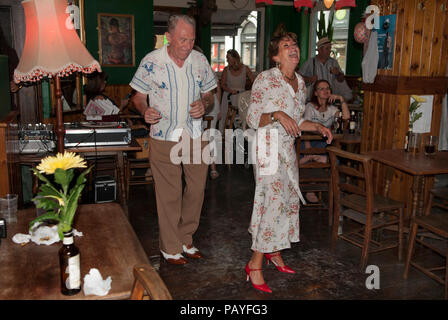 Paare mittleren Alters, die Spaß haben, zusammen im Pub London 2018 2010s UK HOMER SYKES tanzen Stockfoto