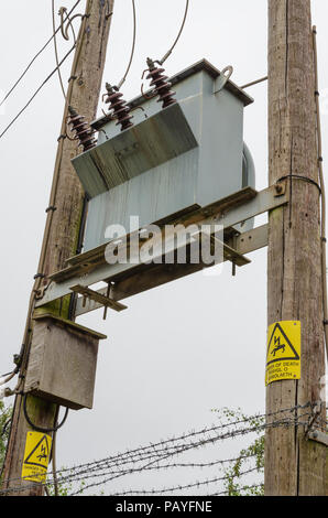 Strom Transformator im Freien auf hölzernen Tragrahmen montiert Stockfoto