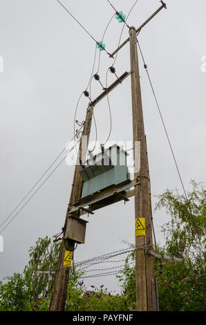 Strom Transformator im Freien auf hölzernen Tragrahmen montiert Stockfoto