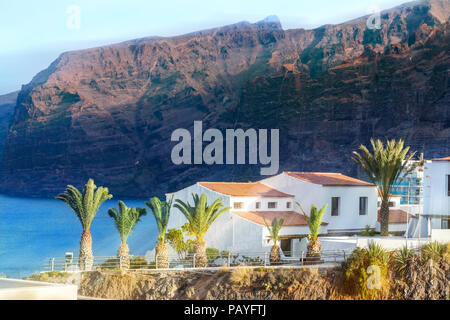 Traditionelles Haus Architektur gegen Los Gigantes Berg durch Sonnenuntergang Licht beleuchtet, auf Teneriffa, Spanien Stockfoto